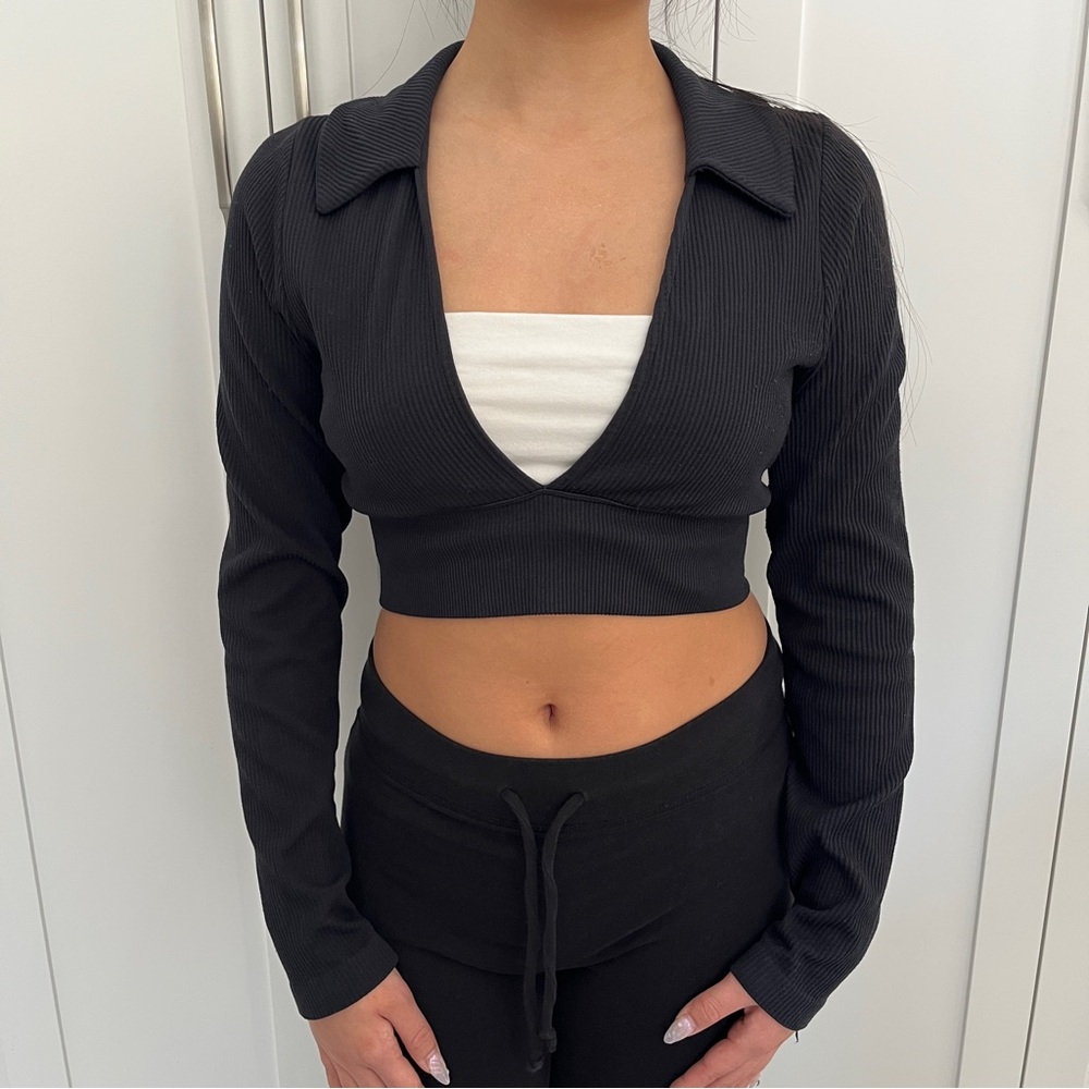 GARAGE - black seamless contour deep v-neck collared crop top